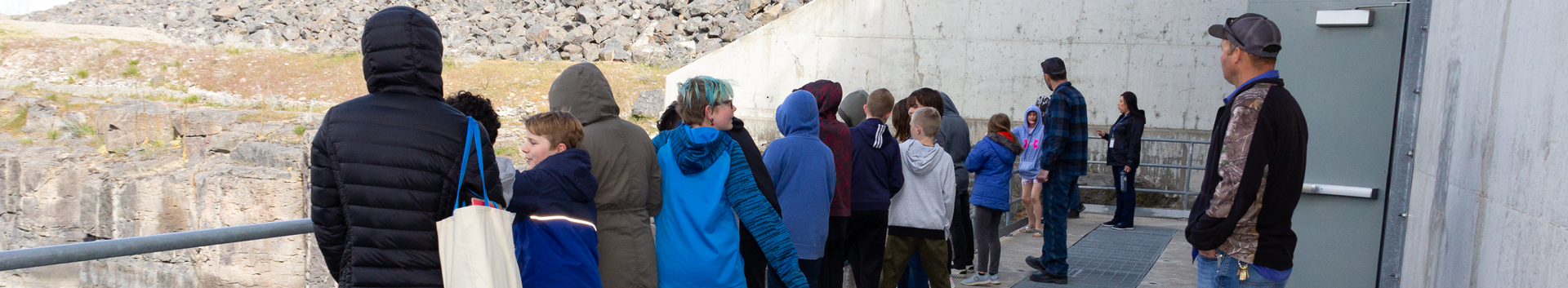 photo adults and children during a tour